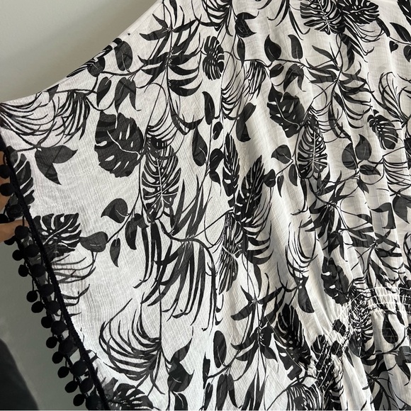 NWT Vince Camuto Women's Floral Lagoon V-Neck Poncho Blouse Size S Black White - Picture 6 of 12